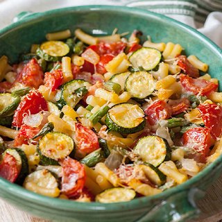 Cooked courgettes, tomatos, green beans and macaroni in a baking dish