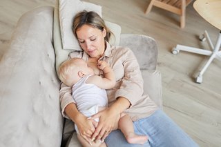 Breastfeeding in clearance bed back support