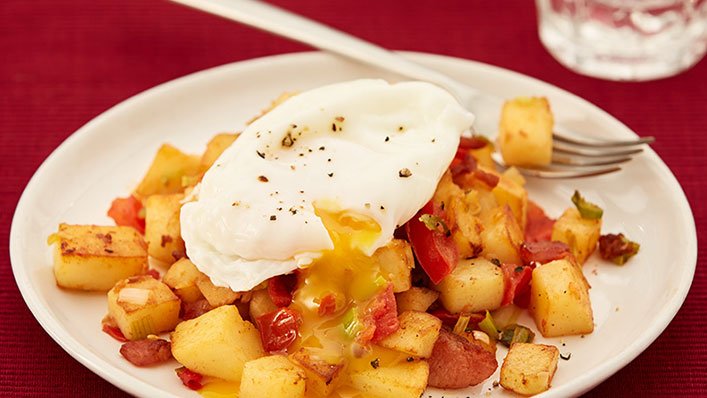Potato and poached egg hash - Recipes - Healthier Families - NHS