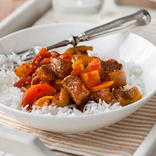 Chunks of beef, pepper and carrot in a spicy tomato sauce