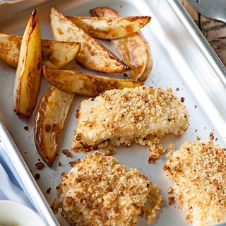 Homebaked chips and fillets of fish with breadcrumbs