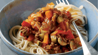 Healthier choice: spagehetti bolognese with mushrooms and peppers