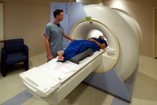 Afbeelding van een persoon met een MRI-scan